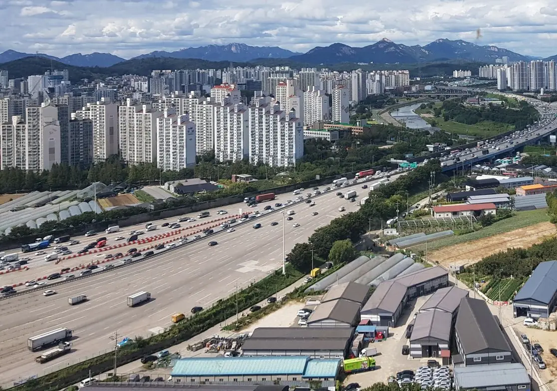 아파트 단지 바로 옆 차가 많은 고속도로 · 기준을 넘긴 소음계 dB · 소음 문제 자가진단 30초